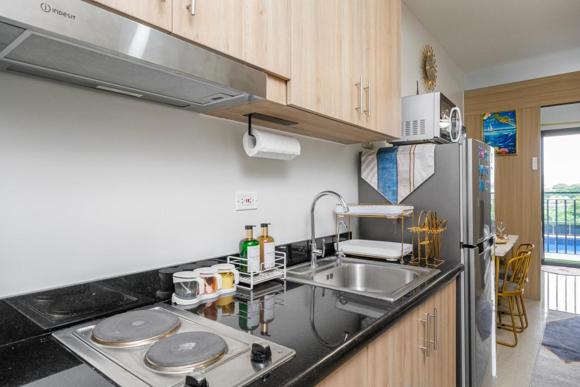 2 Side-By-Side P00L Front Condos, 6 Beds, 2 Cr, 2 Kitchen For 10 Guests At Moa Manila Exterior photo